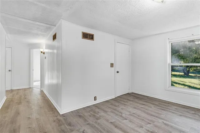 $175,000 | 704 Southwest Clinton Street, Oak Grove, MO 64075