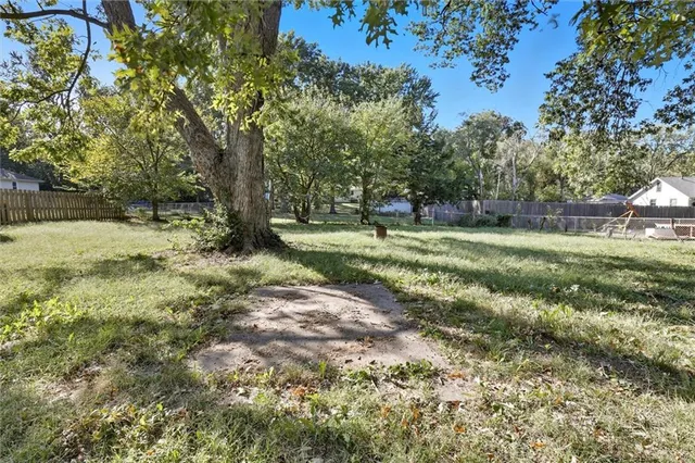 $175,000 | 704 Southwest Clinton Street, Oak Grove, MO 64075