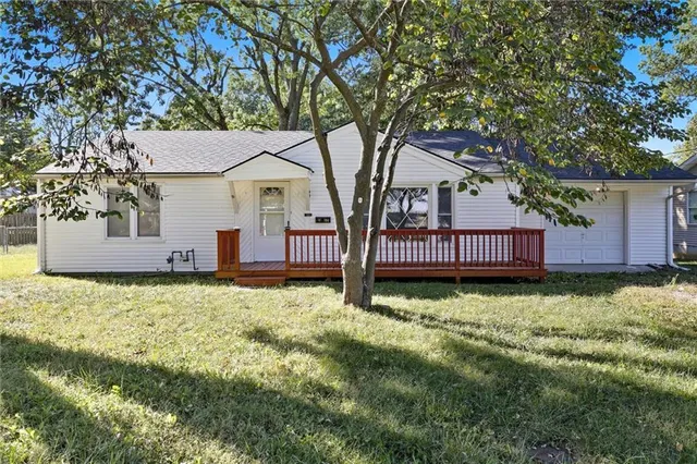 $175,000 | 704 Southwest Clinton Street, Oak Grove, MO 64075