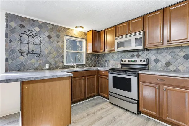 $175,000 | 704 Southwest Clinton Street, Oak Grove, MO 64075