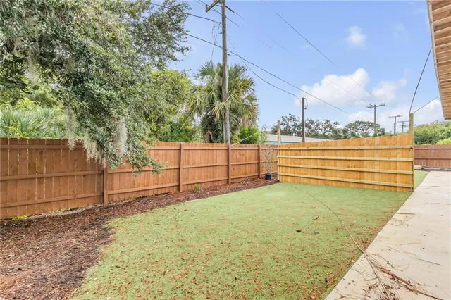 a view of a backyard