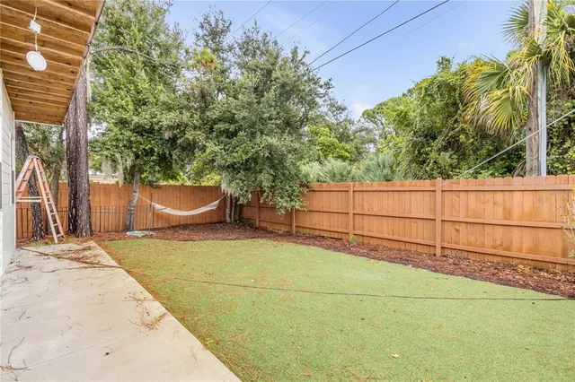 a view of a backyard