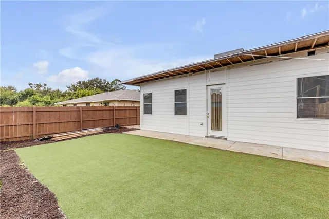 a view of a backyard