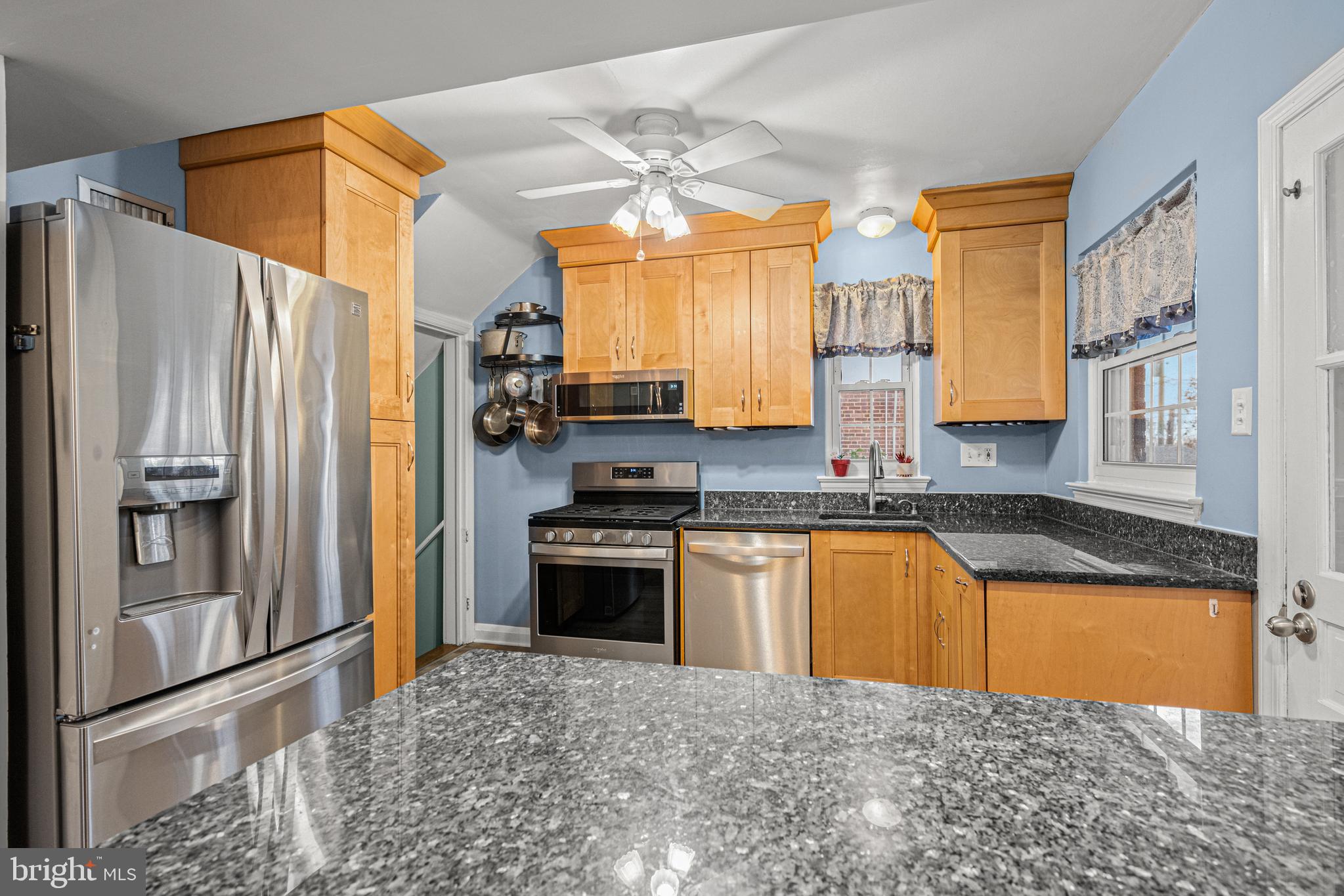 15 Tanglewood Road Catonsville, MD 21228 - Photo 11 of 33 SS appliances, a fantastic kitchen.