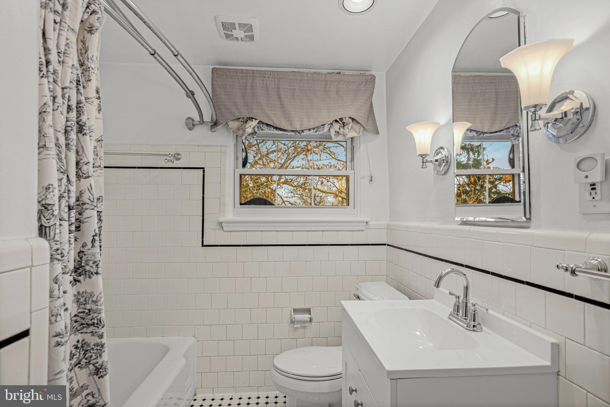 15 Tanglewood Road Catonsville, MD 21228 - Photo 19 of 33 Primary bathroom.