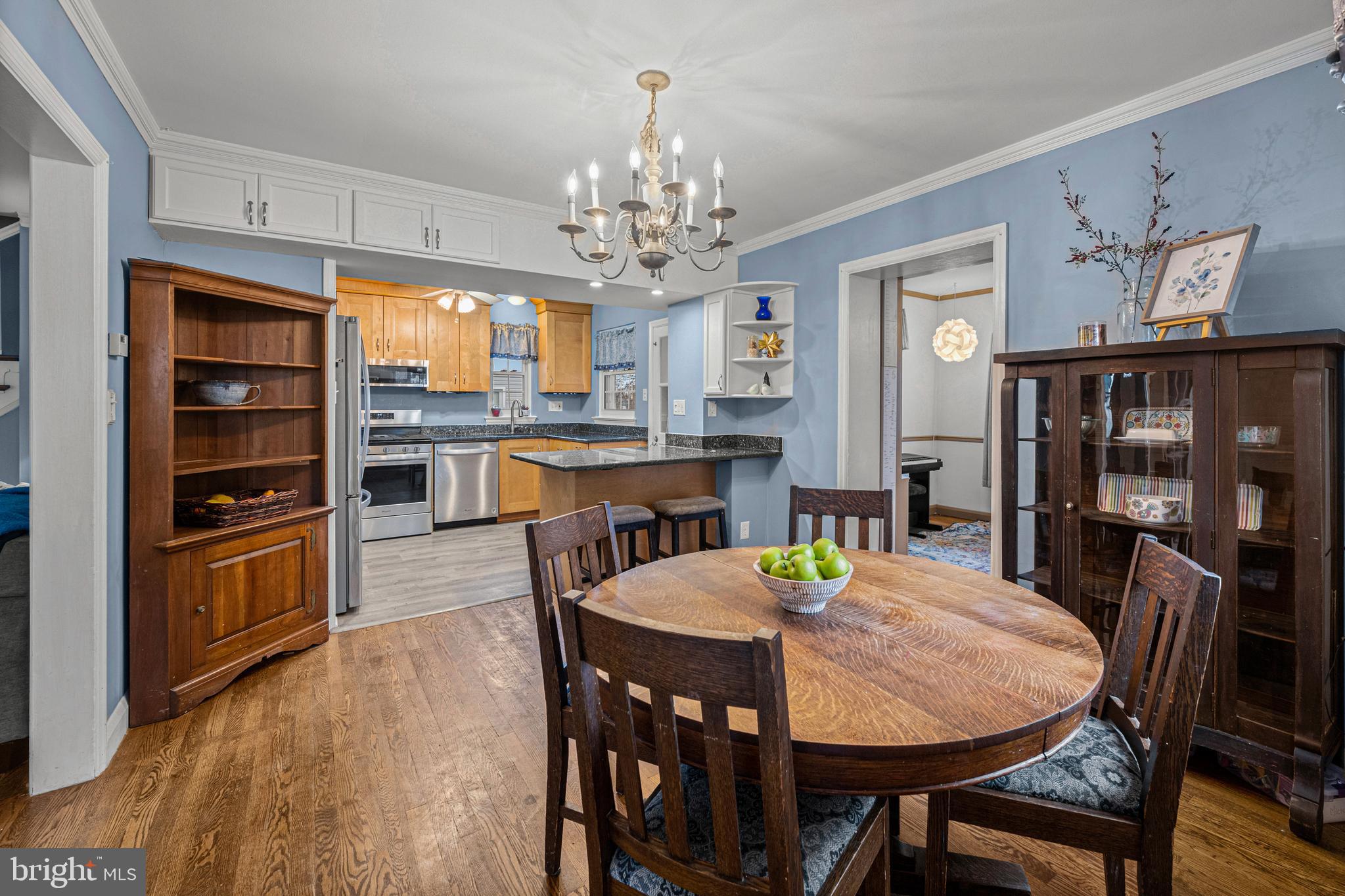 15 Tanglewood Road Catonsville, MD 21228 - Photo 3 of 33 Full of natural light.