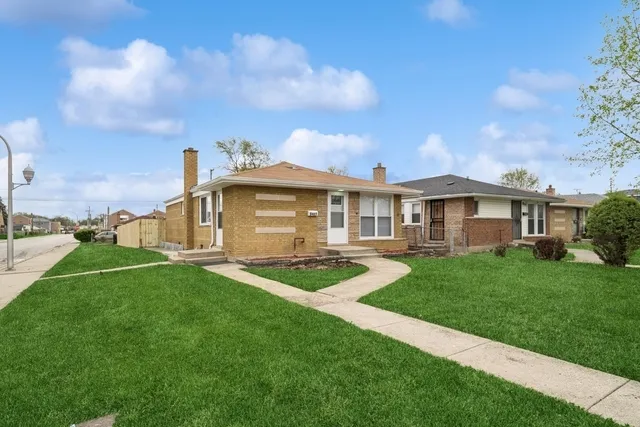 a view of a yard in front of house