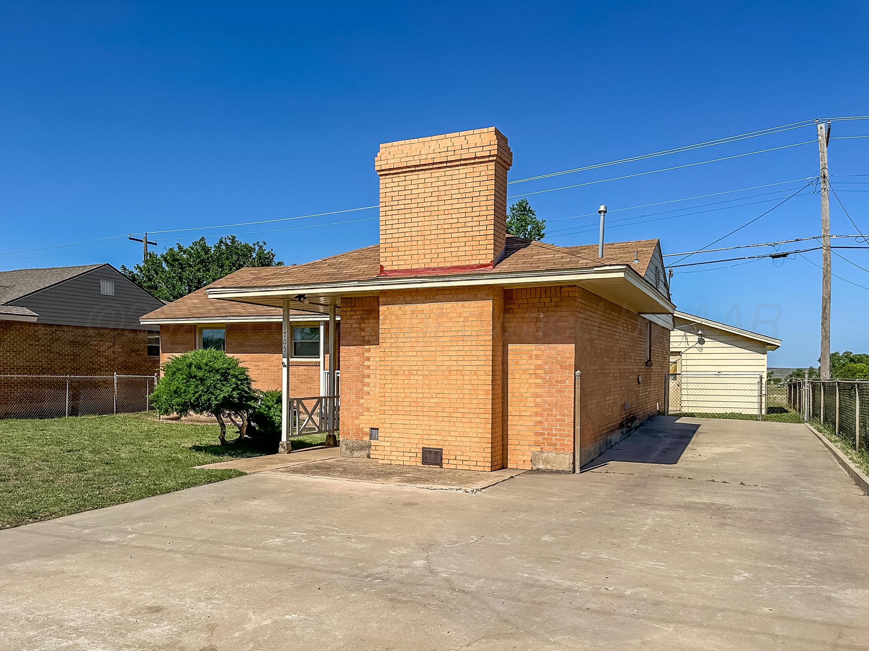 1705 Takewell Street Borger, TX 79007 - Photo 3 of 26 IMG_8673