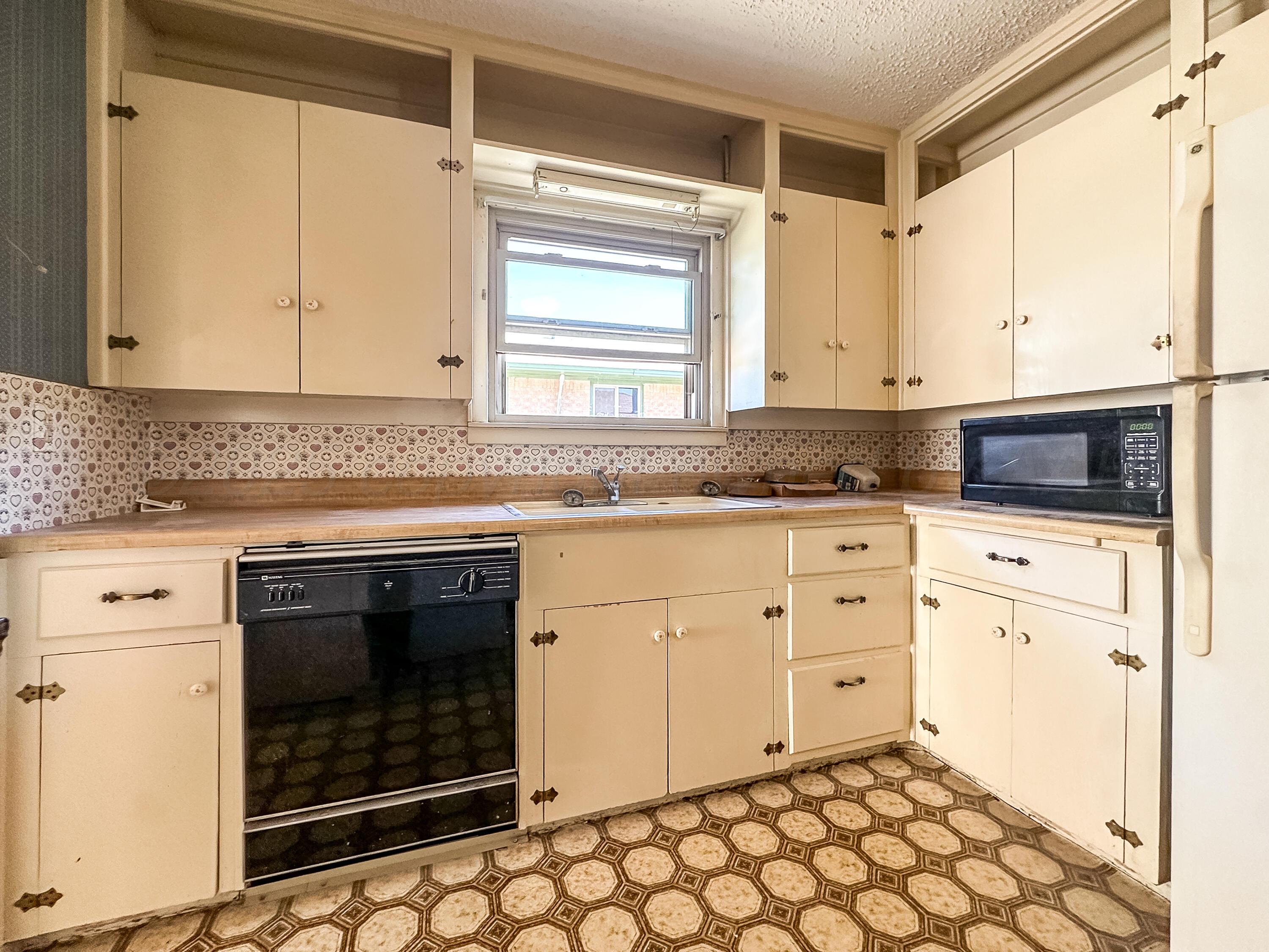 1705 Takewell Street Borger, TX 79007 - Photo 8 of 26 IMG_8615