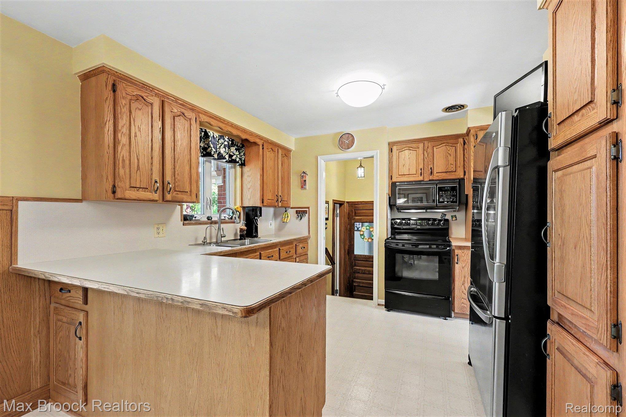 30615 Longcrest Street Southfield, MI 48076 - Photo 7 of 32 Kitchen View 2