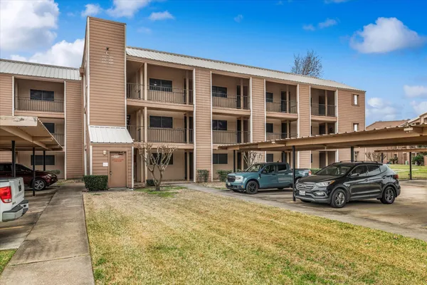 $198,000 | 15575 Marina Drive, Unit 316C, Montgomery, TX 77356