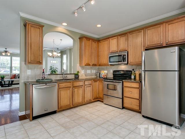 Spacious eat-in kitchen - wow!