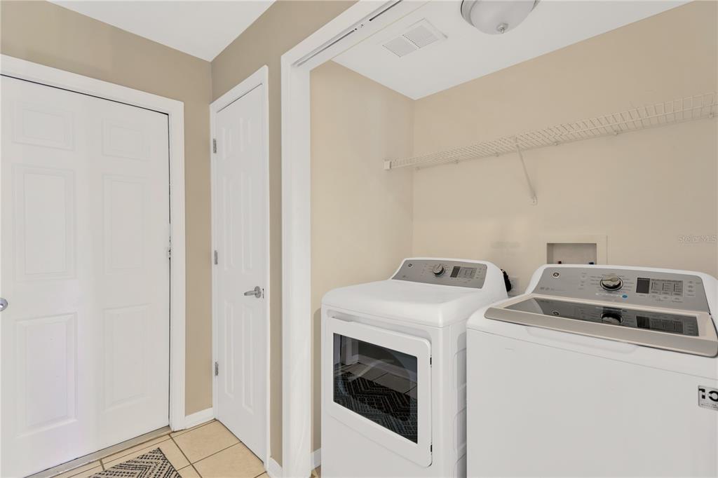 10814 Newbridge Drive Riverview, FL 33579 - Photo 14 of 44 a utility room with dryer and washer