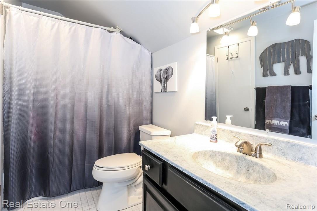 42374 Cherry Hill Road Novi, MI 48375 - Photo 21 of 40 2nd floor Bathroom-5925813-medium.jpg