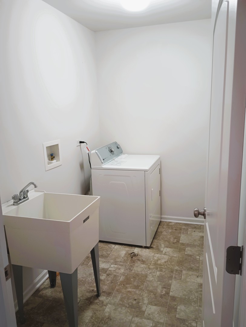 777 West Mystic Lane Romeoville, IL 60446 - Photo 27 of 35 a spacious bathroom with a sink and a bathtub