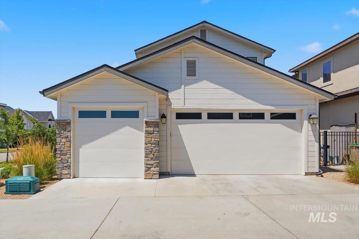 3794 South Single Tree Avenue Boise, ID 83716 - Photo 42 of 50 Contemporary exterior with horizontal siding and stone accents