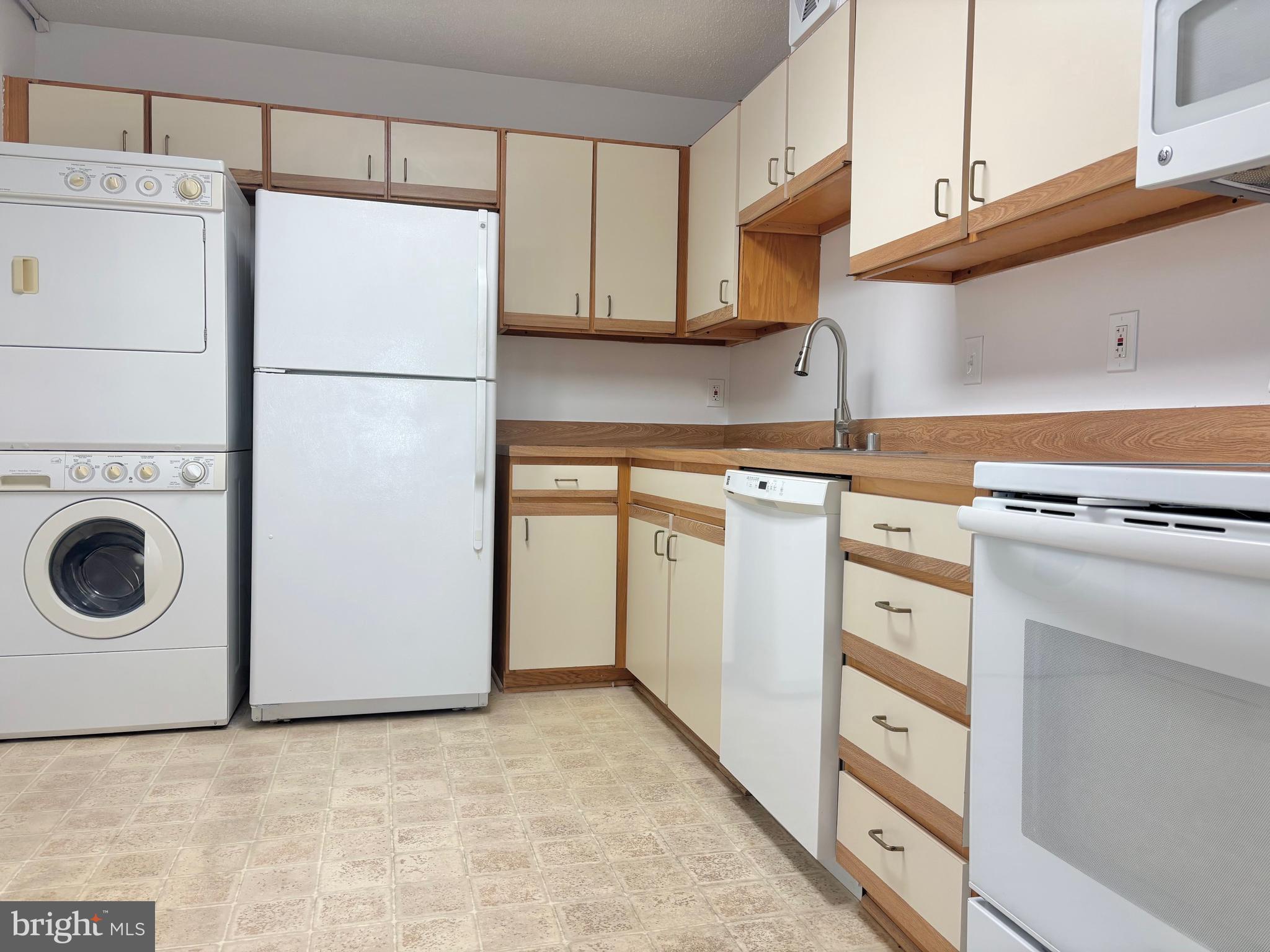 15107 Interlachen Drive, Unit 2702 Silver Spring, MD 20906 - Photo 4 of 13 Kitchen