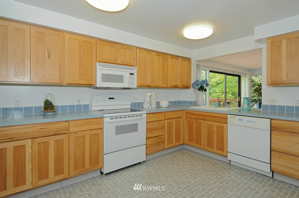 765 14th Way Southwest Edmonds, WA 98020 - Photo 6 of 20 Gallery Image 6