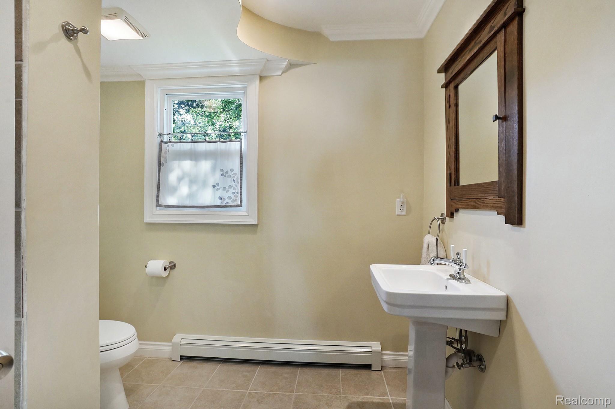 1066 Harding Avenue Rochester, MI 48307 - Photo 15 of 45 First floor bathroom with crown moulding