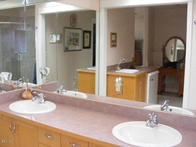 135 Southwest 26th Street Newport, OR 97366 - Photo 20 of 35 Master Bath sink area