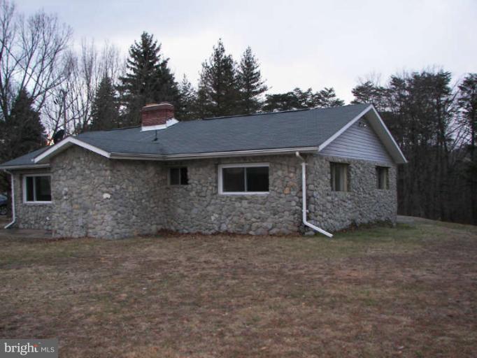 472 Sherrill Berkeley Springs Berkeley Springs, WV 25411 - Photo 4 of 18 a front view of a house with a garden