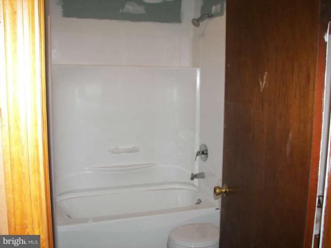 472 Sherrill Berkeley Springs Berkeley Springs, WV 25411 - Photo 7 of 18 a bathroom with a bathtub