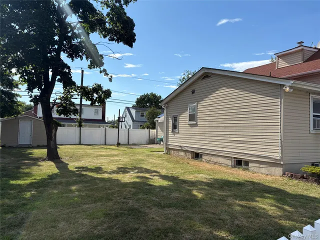 a view of back yard of the house