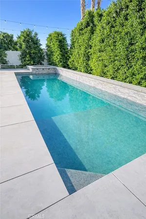 a view of a back yard