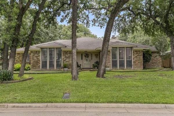 $450,000 | 2010 Surrey Oaks Drive, Arlington, TX 76006