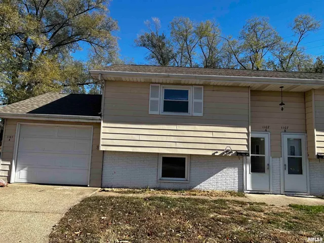 $999 | 1107 Eisenhower Drive, Unit A, Pekin, IL 61554