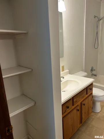 $999 | 1107 Eisenhower Drive, Unit A, Pekin, IL 61554