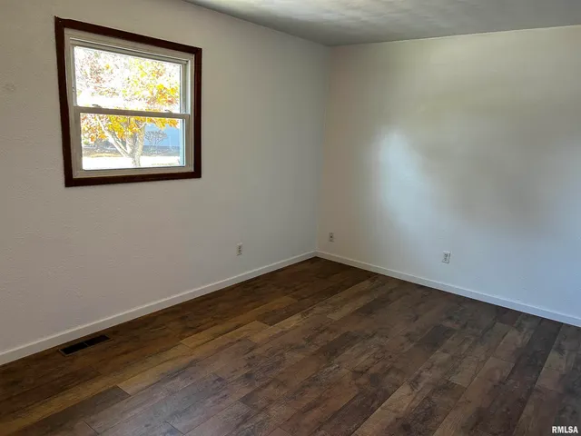 $999 | 1107 Eisenhower Drive, Unit A, Pekin, IL 61554