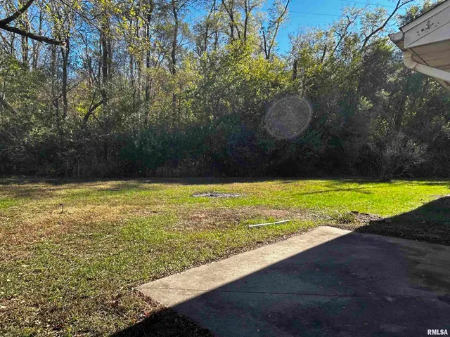 $999 | 1107 Eisenhower Drive, Unit A, Pekin, IL 61554