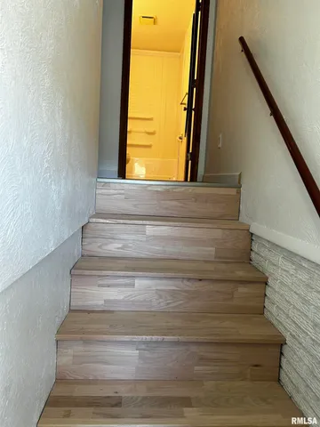 $999 | 1107 Eisenhower Drive, Unit A, Pekin, IL 61554