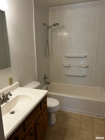 $999 | 1107 Eisenhower Drive, Unit A, Pekin, IL 61554