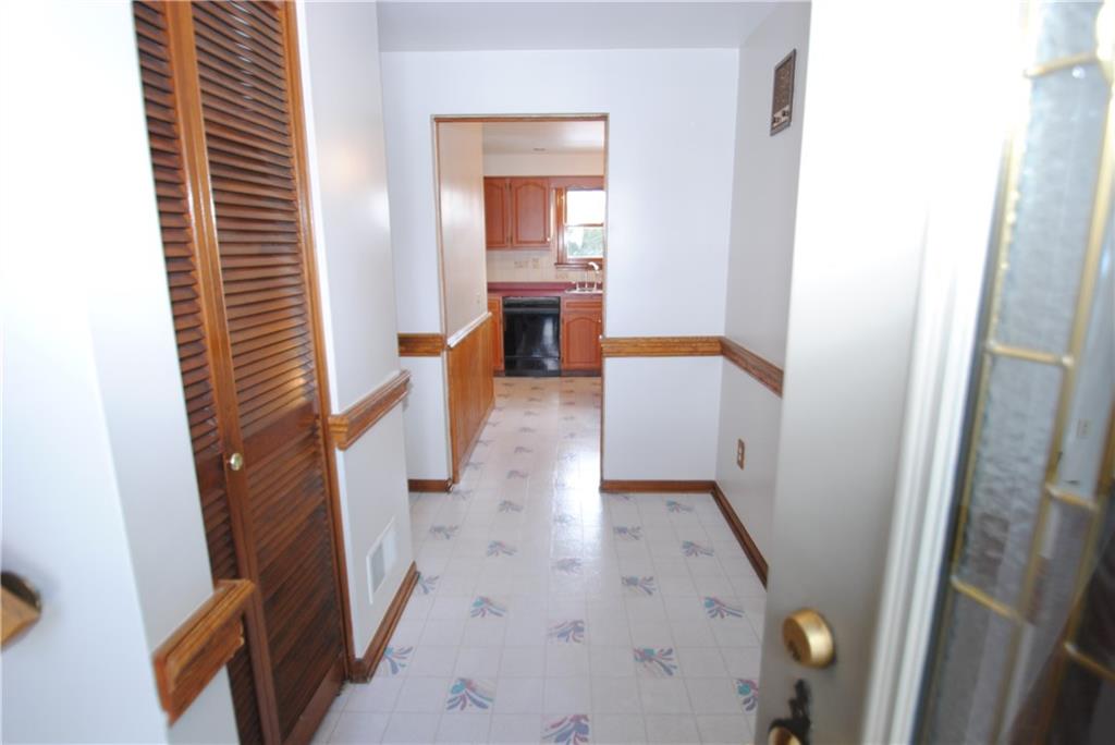 17 Oxford Road Pittsburgh, PA 15202 - Photo 2 of 14 Welcome to this freshly painted home that is ready for your family!