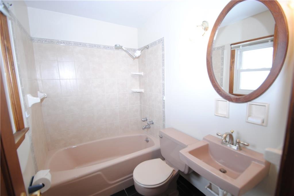 17 Oxford Road Pittsburgh, PA 15202 - Photo 11 of 14 Full bath in the second floor hall.