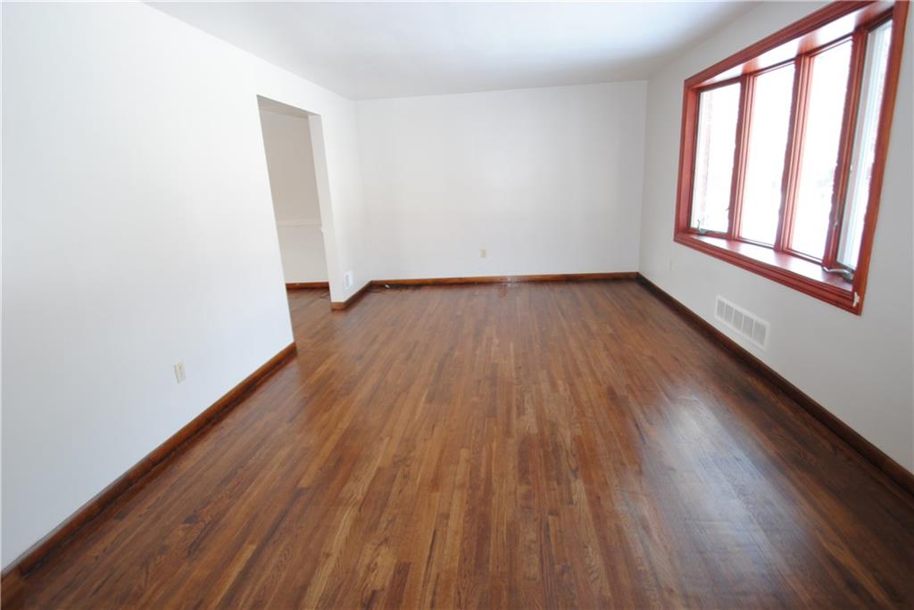 17 Oxford Road Pittsburgh, PA 15202 - Photo 3 of 14 This Living room has a large bay window that lets in lots of natural sunlight. Freshly freshly painted with hardwood floors.