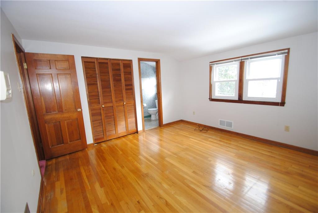 17 Oxford Road Pittsburgh, PA 15202 - Photo 8 of 14 Master bedroom with fresh paint and hardwood floors plus a full bath.