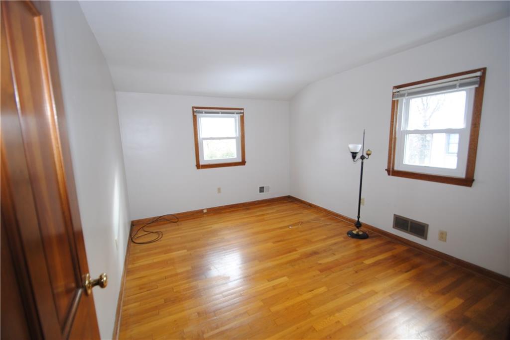 17 Oxford Road Pittsburgh, PA 15202 - Photo 9 of 14 Bedroom with hardwood floors and fresh paint.