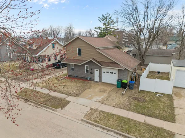 $224,900 | 206 East Spring Street, New London, WI 54961