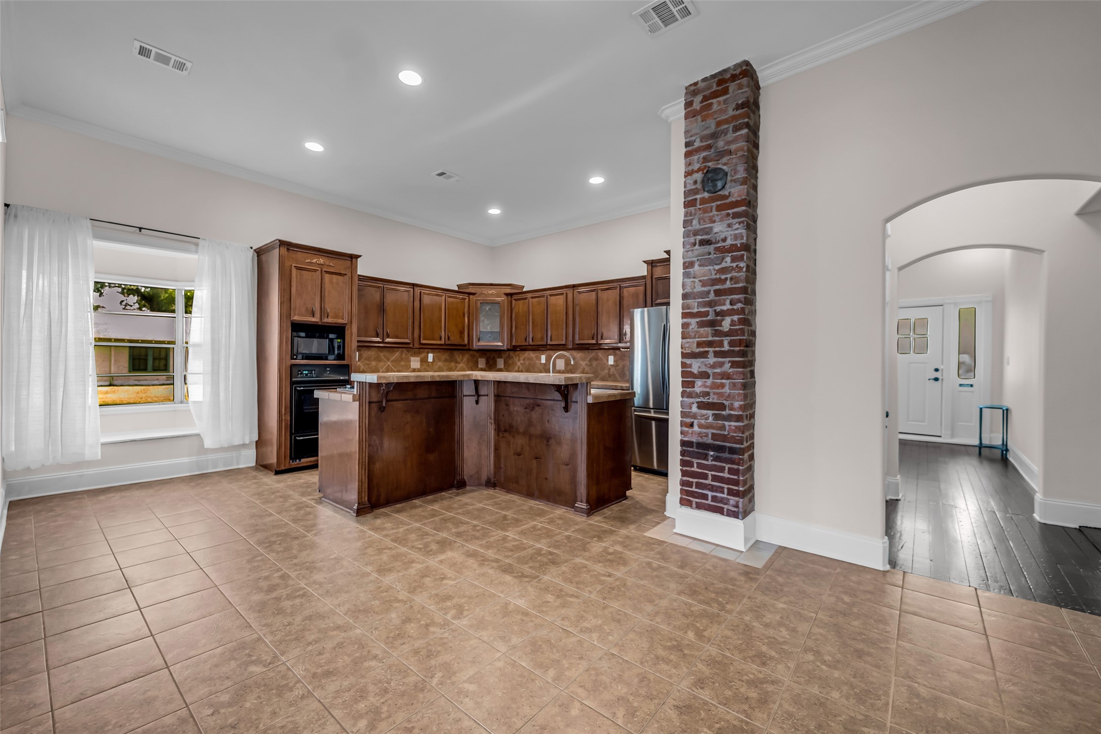 1300 7th Street Rosenberg, TX 77471 - Photo 23 of 42 Kitchen and breakfast area.