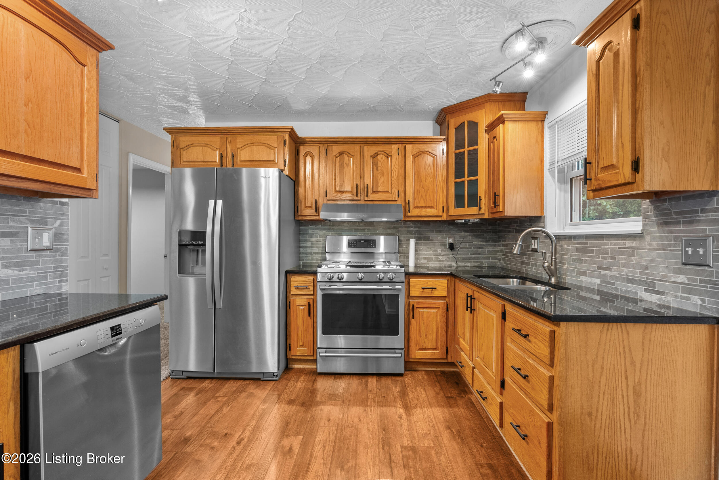 332 Glenview Road Louisville, KY 40229 - Photo 5 of 22 DSC07964