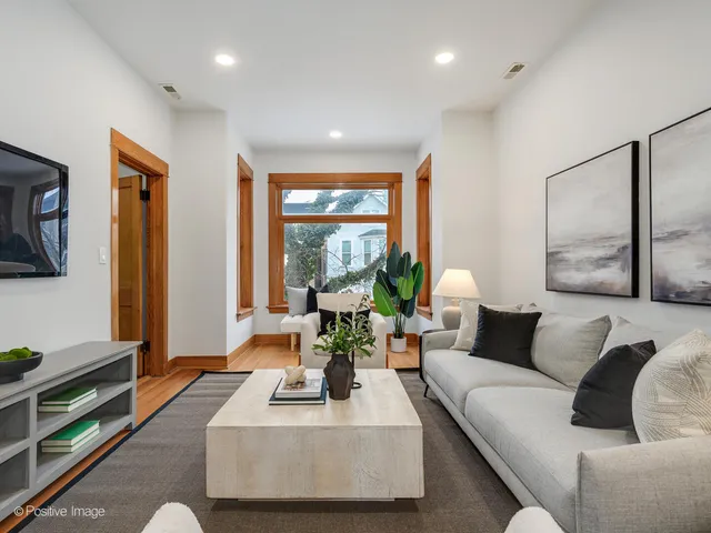 $4,300 | 1415 West George Street, Unit 2, Chicago, IL 60657