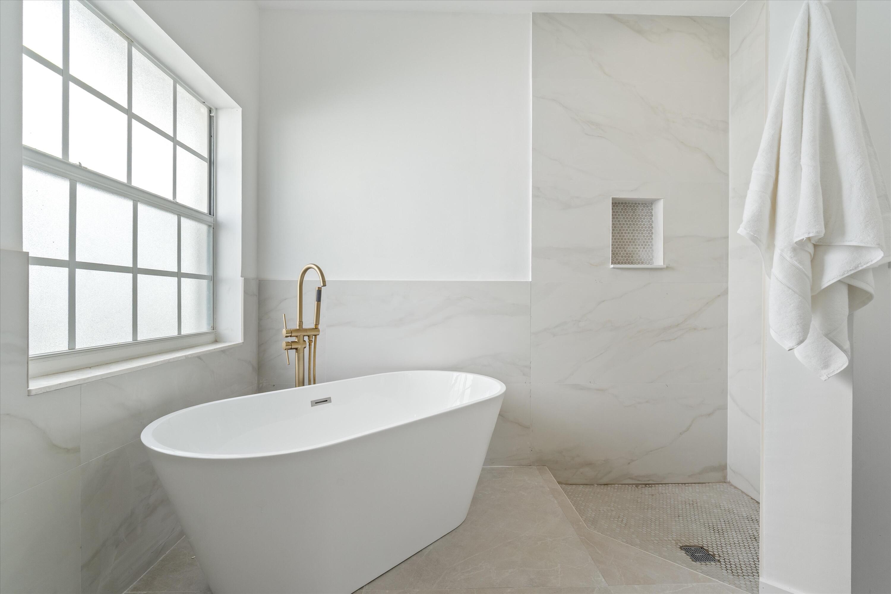 6092 Caladium Road Delray Beach, FL 33484 - Photo 18 of 59 Soaking tub