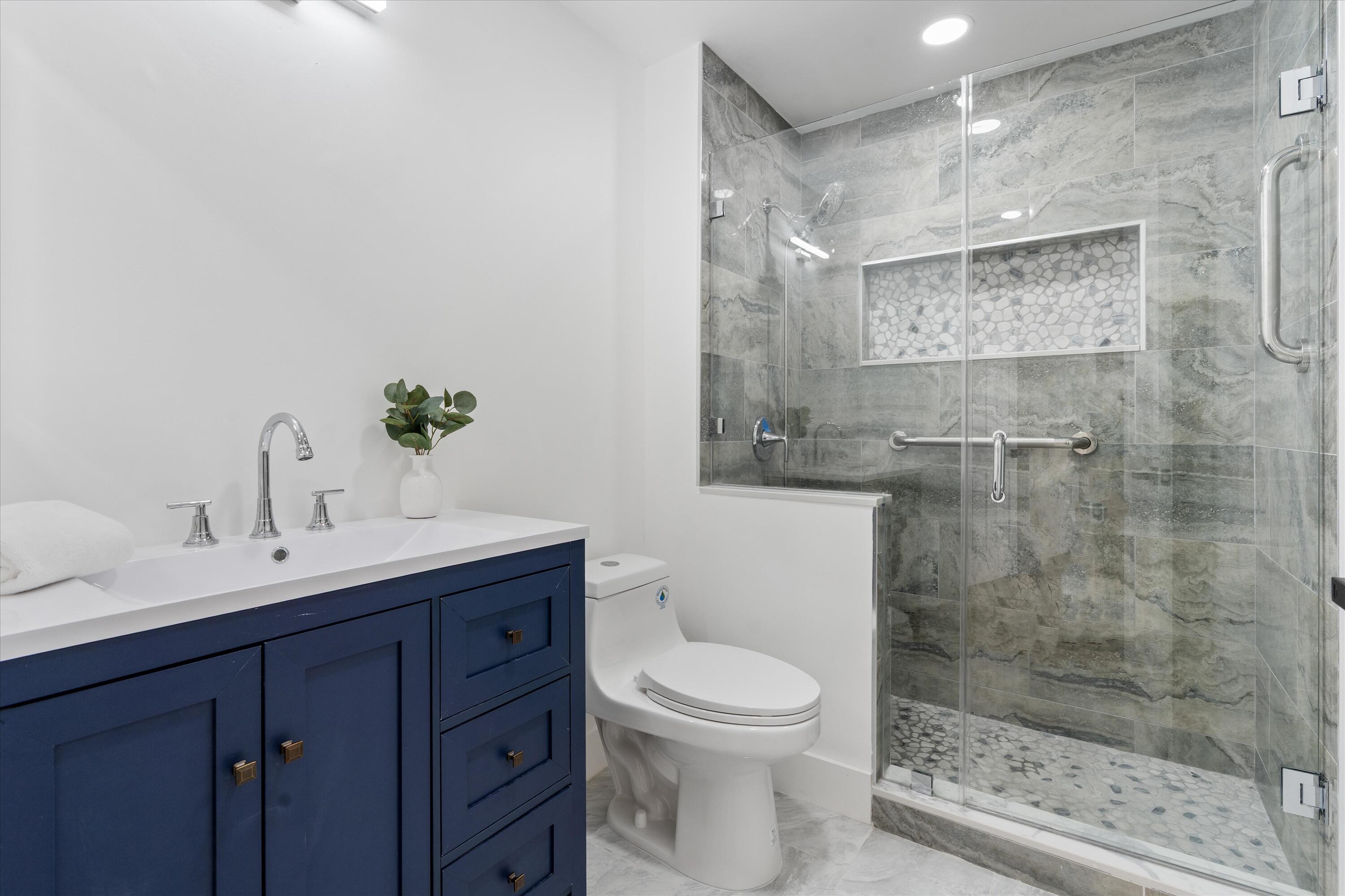 6092 Caladium Road Delray Beach, FL 33484 - Photo 20 of 59 2nd full bathroom