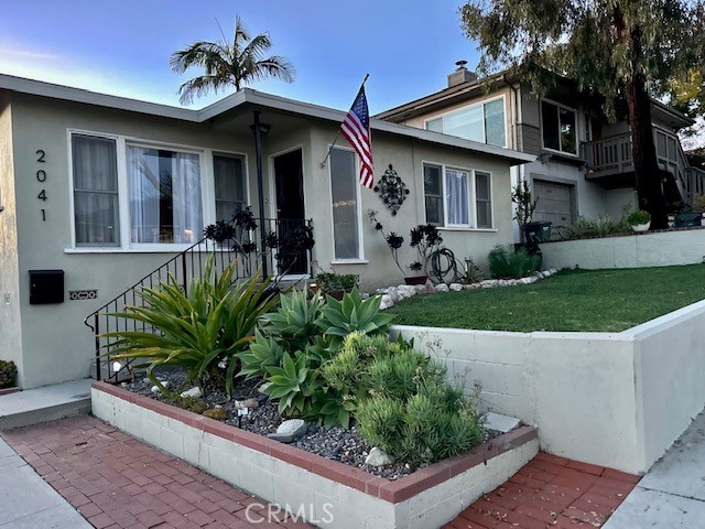 a view of a house with porch and garden