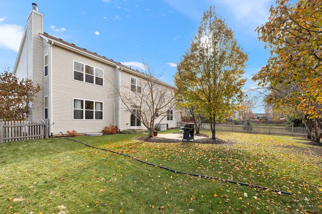 a view of a yard in front of the house