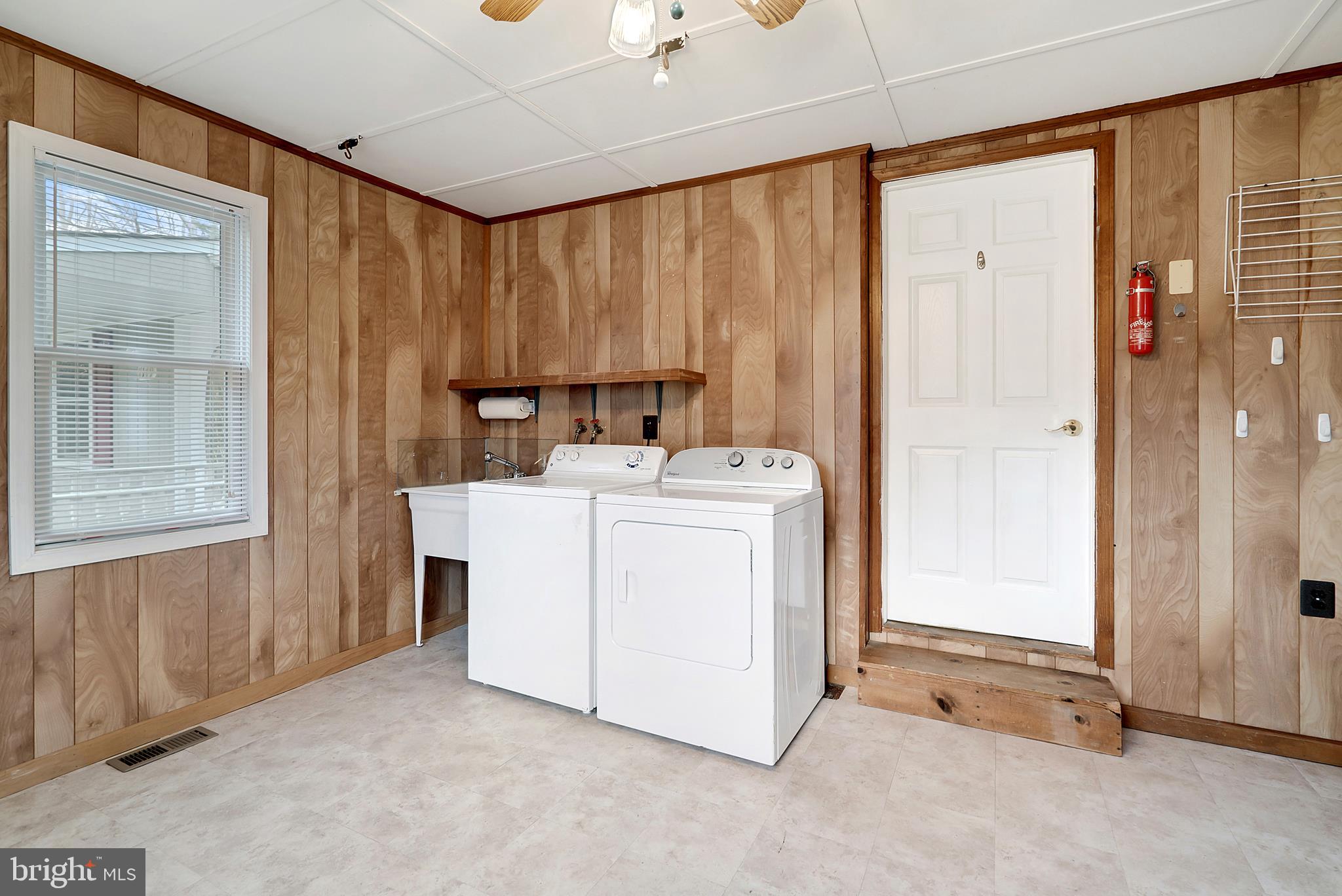 7149 Rogues Road Nokesville, VA 20181 - Photo 16 of 35 Laundry/mud room