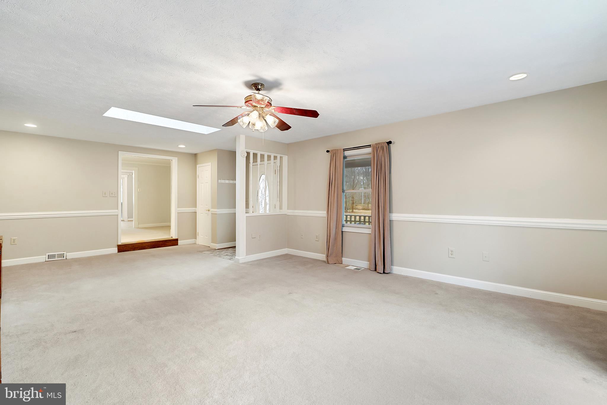 7149 Rogues Road Nokesville, VA 20181 - Photo 7 of 35 Living Room